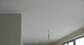 Byt. dům Bellova - potažení betonových stropů tmelem a malby JUB