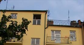 Činžovní dům na ulici Merhautova v Brně - nátěr fasády ze dvora BARLET